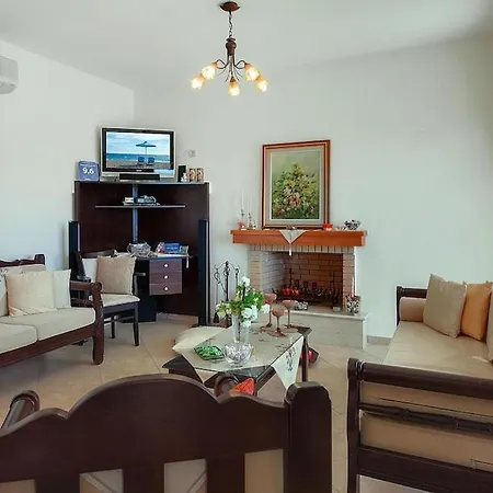 Vakantiehuis Welcoming In With Pool Triopetra
